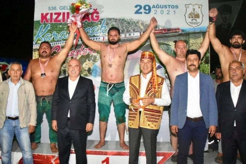 KIZILDAĞ KARAKUCAK GÜREŞLERİ’NDE BAŞPEHLİVAN İBRAHİM BÖLÜKBAŞI OLDU