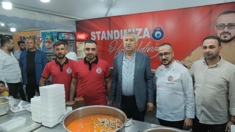 ADANA’DA ÜNİVERSİTE KAZANAN ÖĞRENCİLERE KEBAP İKRAM EDİLDİ